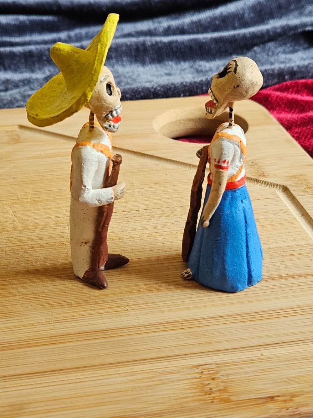 VINTAGE OAXACAN VIVA LA RAZA MUERTOS COUPLE WITH WEAPONS CLAY ND WIRE SCULPTURE - Picture 2 of 6